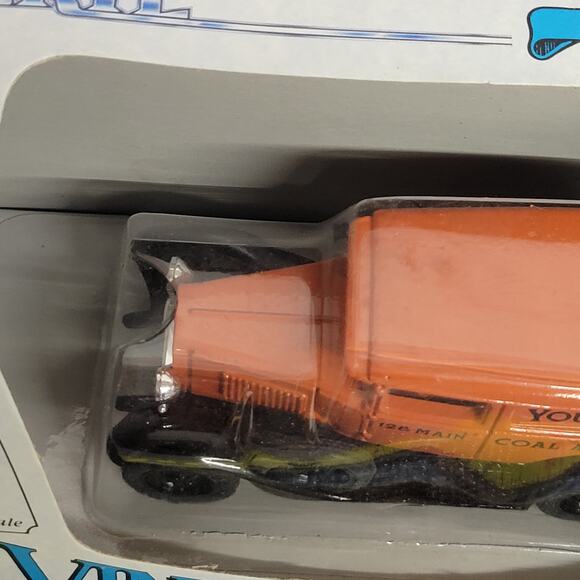 Vtg 1985 Ertl Vtg vehicles 1/43 scale diecast 1930 Chevy truck Younge coal & ice - Picture 8 of 11